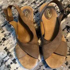 Clarks Women's Caslynn Shae Wedge Sandal Khaki Size 8.5
